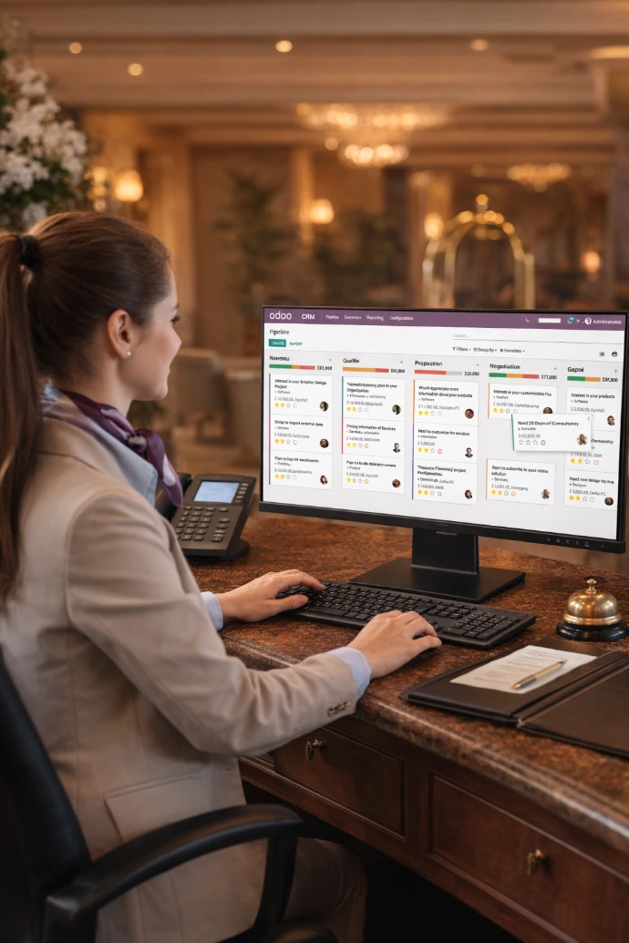 Une responsable hôtelière gère son pipeline de ventes et ses prospects via le module CRM du logiciel AGIL-PMS à la réception.