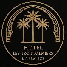 Logo de l'Hôtel Les Trois Palmiers Marrakech avec trois palmiers dorés sur fond noir.